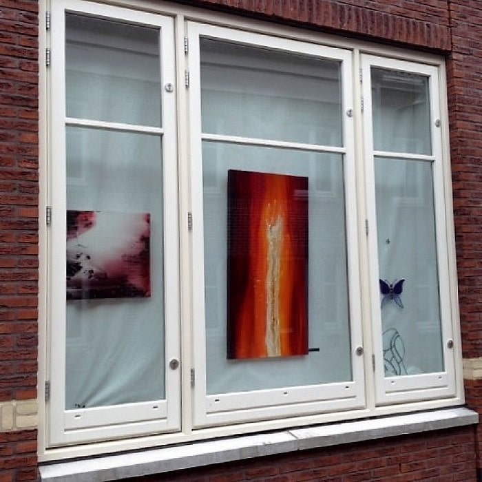 Tineke Langbroek achter glas - Foto: Eigen geleverde foto