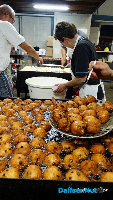 Excelsior bakt oliebollen