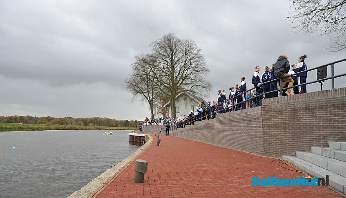 Een volle kade maakt kennis met Trechterbeker Piet bij intocht Sinterklaas Dalfsen - Foto: Johan Bokma