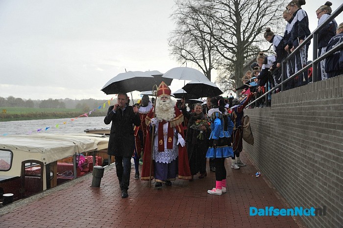 Een volle kade maakt kennis met Trechterbeker Piet bij intocht Sinterklaas Dalfsen - Foto: Johan Bokma