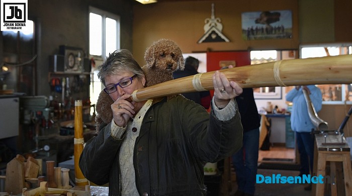 De workshop midwinterhoorns, maken en bloasen zit er weer op. - Foto: Johan Bokma