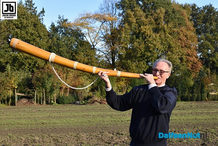 De workshop midwinterhoorns, maken en bloasen zit er weer op. - Foto: Johan Bokma