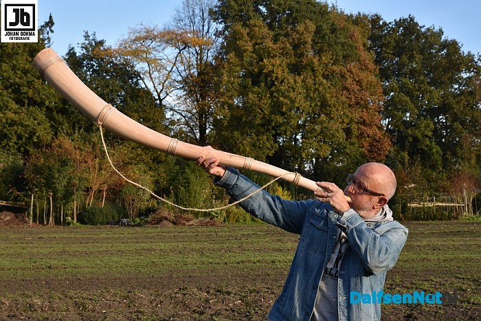 De workshop midwinterhoorns, maken en bloasen zit er weer op. - Foto: Johan Bokma