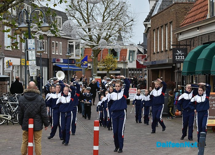 Een volle kade maakt kennis met Trechterbeker Piet bij intocht Sinterklaas Dalfsen - Foto: Johan Bokma