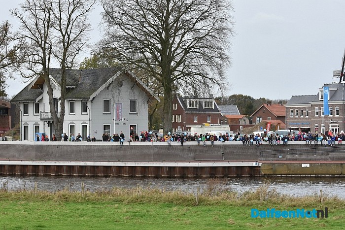 Een volle kade maakt kennis met Trechterbeker Piet bij intocht Sinterklaas Dalfsen - Foto: Johan Bokma