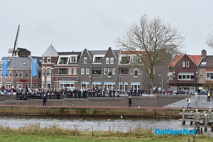 Een volle kade maakt kennis met Trechterbeker Piet bij intocht Sinterklaas Dalfsen - Foto: Johan Bokma