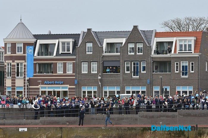 Een volle kade maakt kennis met Trechterbeker Piet bij intocht Sinterklaas Dalfsen - Foto: Johan Bokma