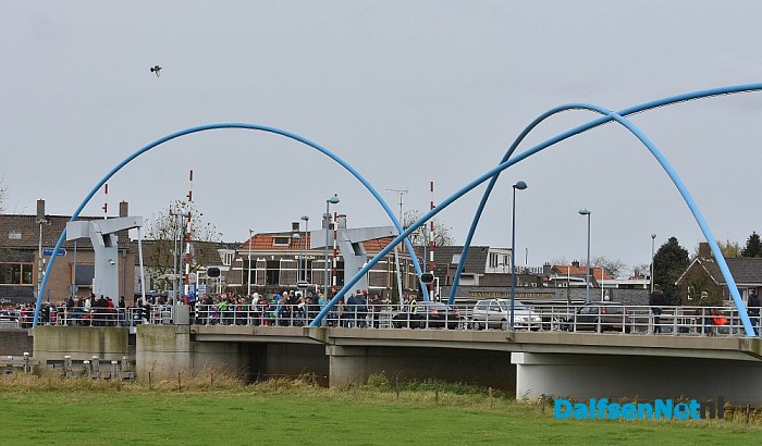 Een volle kade maakt kennis met Trechterbeker Piet bij intocht Sinterklaas Dalfsen - Foto: Johan Bokma