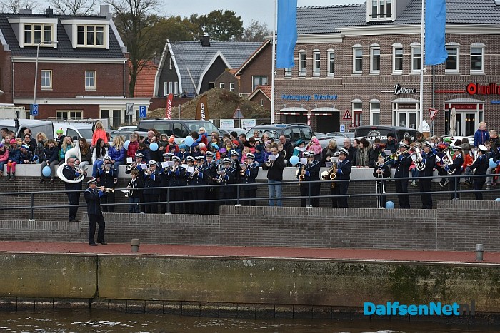 Een volle kade maakt kennis met Trechterbeker Piet bij intocht Sinterklaas Dalfsen - Foto: Johan Bokma