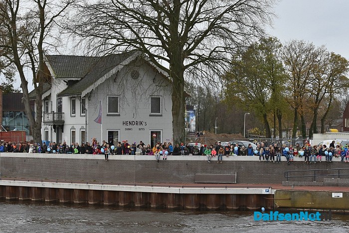 Een volle kade maakt kennis met Trechterbeker Piet bij intocht Sinterklaas Dalfsen - Foto: Johan Bokma