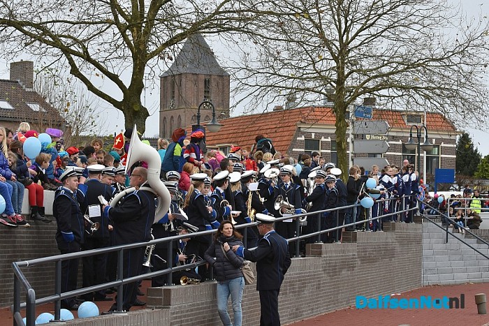 Een volle kade maakt kennis met Trechterbeker Piet bij intocht Sinterklaas Dalfsen - Foto: Johan Bokma