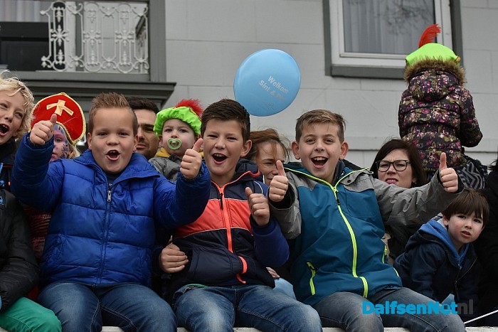 Een volle kade maakt kennis met Trechterbeker Piet bij intocht Sinterklaas Dalfsen - Foto: Johan Bokma