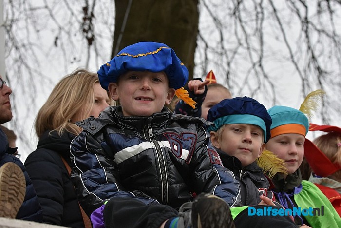 Een volle kade maakt kennis met Trechterbeker Piet bij intocht Sinterklaas Dalfsen - Foto: Johan Bokma