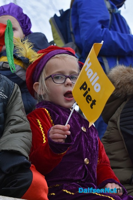 Een volle kade maakt kennis met Trechterbeker Piet bij intocht Sinterklaas Dalfsen - Foto: Johan Bokma
