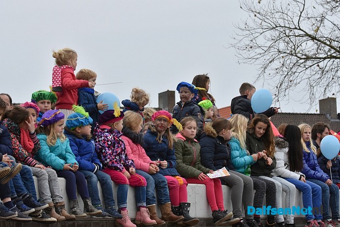 Een volle kade maakt kennis met Trechterbeker Piet bij intocht Sinterklaas Dalfsen - Foto: Johan Bokma