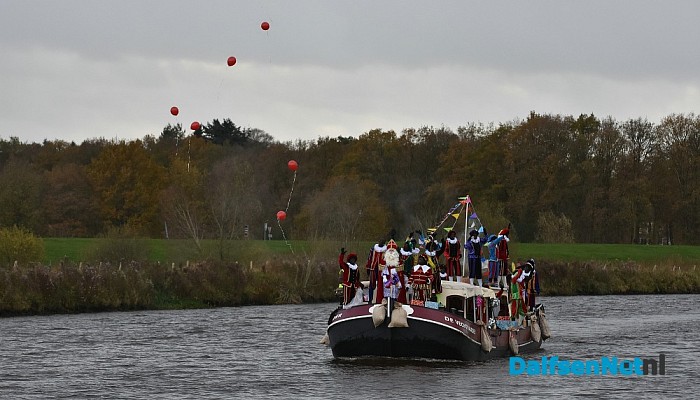 Een volle kade maakt kennis met Trechterbeker Piet bij intocht Sinterklaas Dalfsen - Foto: Johan Bokma
