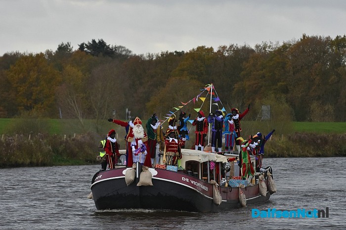 Een volle kade maakt kennis met Trechterbeker Piet bij intocht Sinterklaas Dalfsen - Foto: Johan Bokma
