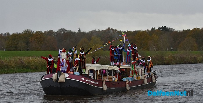 Een volle kade maakt kennis met Trechterbeker Piet bij intocht Sinterklaas Dalfsen - Foto: Johan Bokma