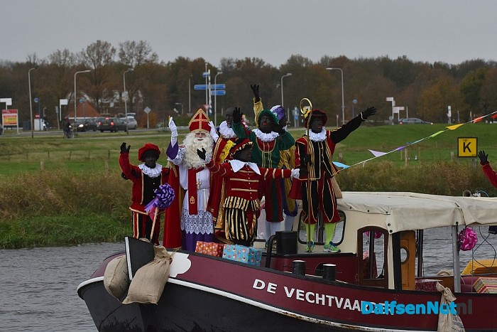 Een volle kade maakt kennis met Trechterbeker Piet bij intocht Sinterklaas Dalfsen - Foto: Johan Bokma