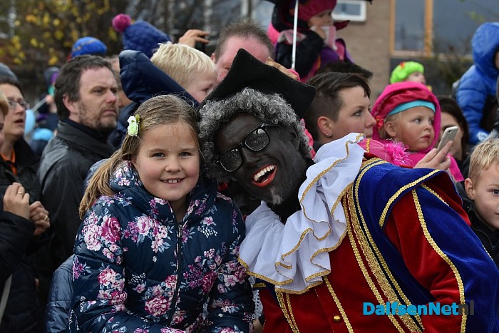 Een volle kade maakt kennis met Trechterbeker Piet bij intocht Sinterklaas Dalfsen - Foto: Johan Bokma