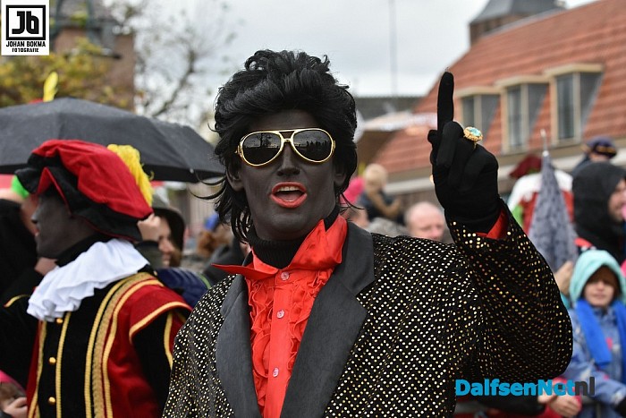 Een volle kade maakt kennis met Trechterbeker Piet bij intocht Sinterklaas Dalfsen - Foto: Johan Bokma