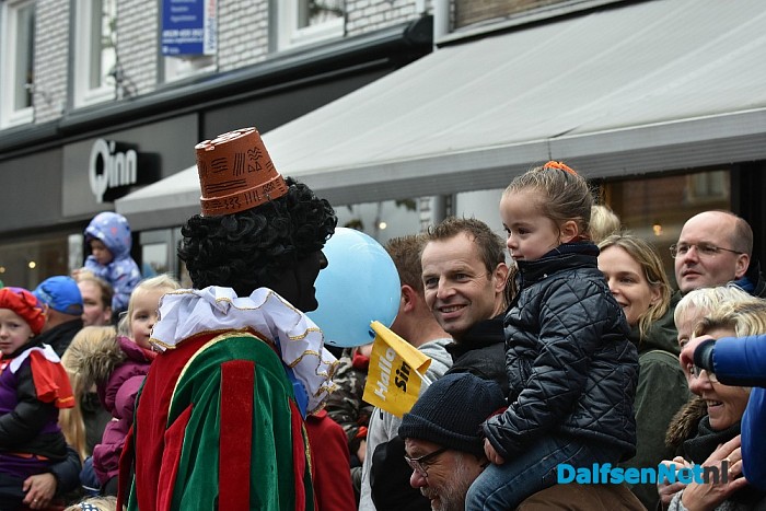 Een volle kade maakt kennis met Trechterbeker Piet bij intocht Sinterklaas Dalfsen - Foto: Johan Bokma