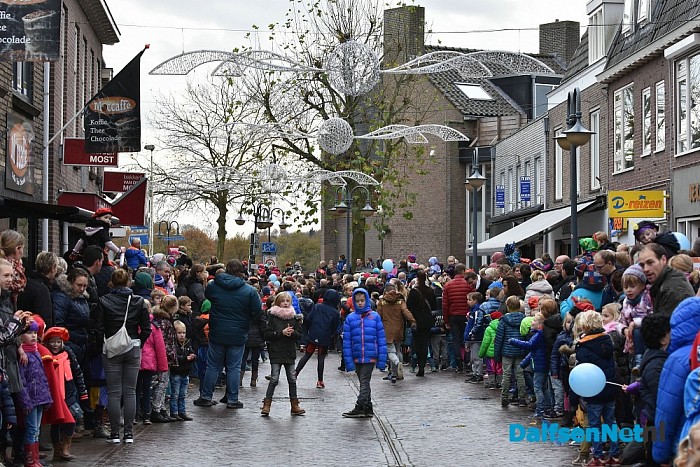 Een volle kade maakt kennis met Trechterbeker Piet bij intocht Sinterklaas Dalfsen - Foto: Johan Bokma
