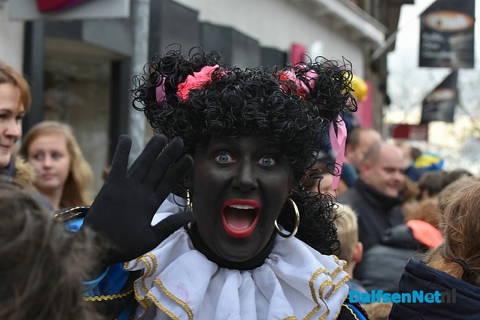 Een volle kade maakt kennis met Trechterbeker Piet bij intocht Sinterklaas Dalfsen - Foto: Johan Bokma
