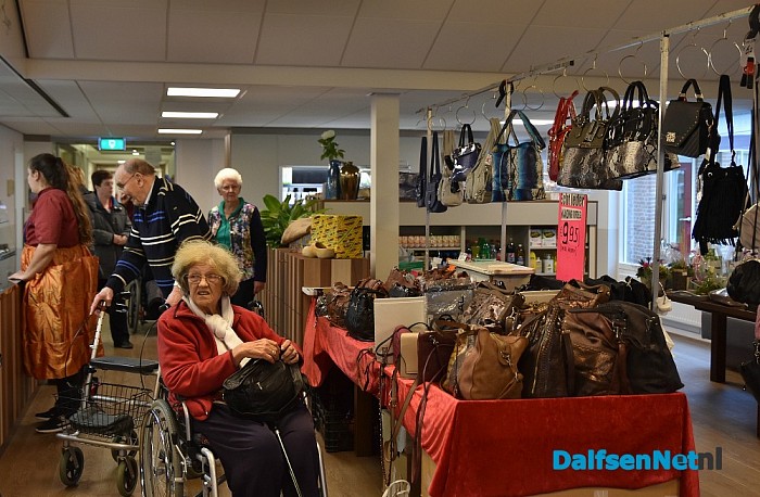 Gezellige bazaar en rommelmarkt bij de Rozengaerde - Foto: Johan Bokma