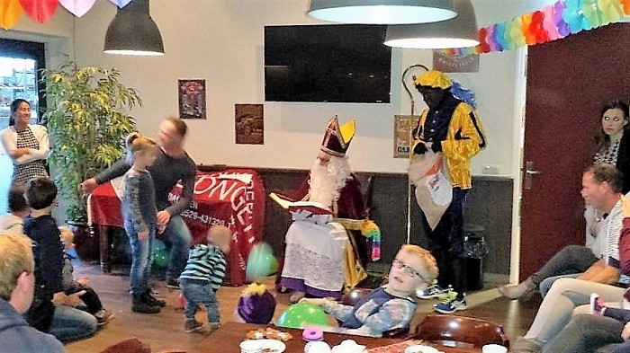 Sint en Piet op bezoek bij bouwbedrijf Bongers - Foto: Eigen geleverde foto