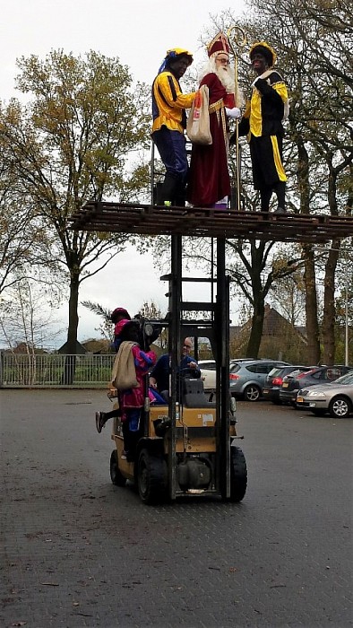 Sint en Piet op bezoek bij bouwbedrijf Bongers - Foto: Eigen geleverde foto