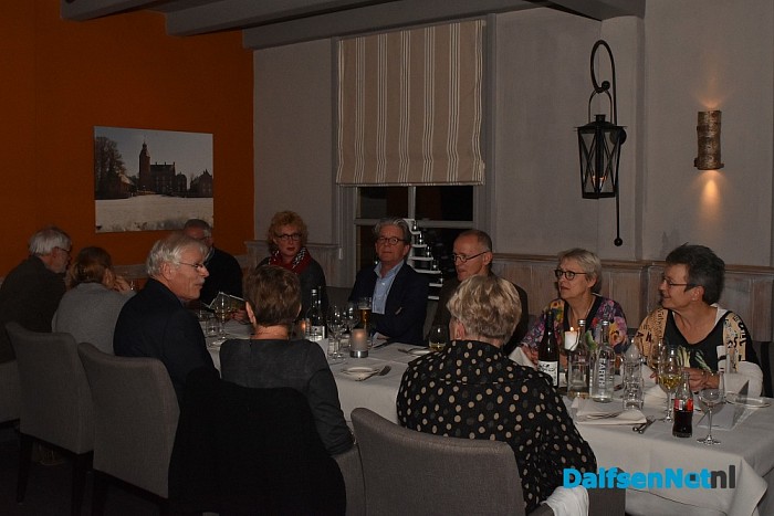 Simon Peerdeman draagt voorzittershamer Trefkoele+ over - Foto: Johan Bokma