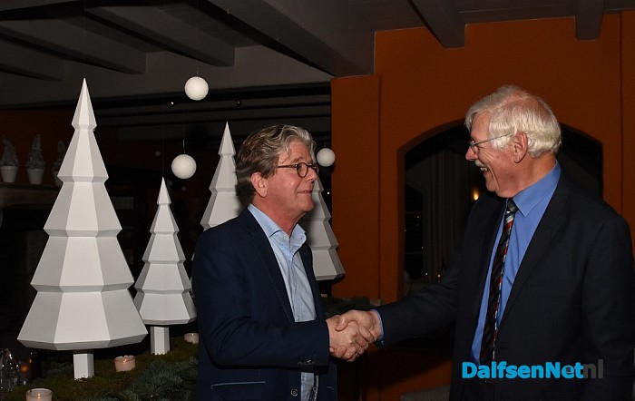 Simon Peerdeman draagt voorzittershamer Trefkoele+ over - Foto: Johan Bokma