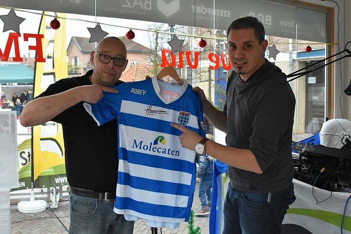Bieden op wedstrijd shirt van Pec Zwolle United voor Stichting Make-A-Wish - Foto: Johan Bokma