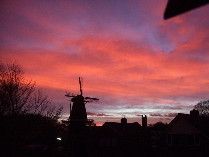 Molen Fakkert in een “brandende” lucht - Foto: Wim