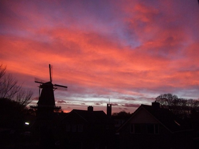 Molen Fakkert in een “brandende” lucht - Foto: Wim