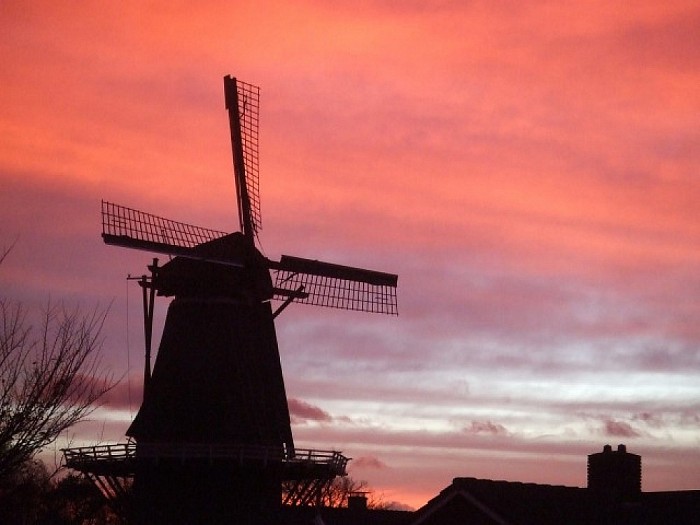 Molen Fakkert in een “brandende” lucht - Foto: Wim