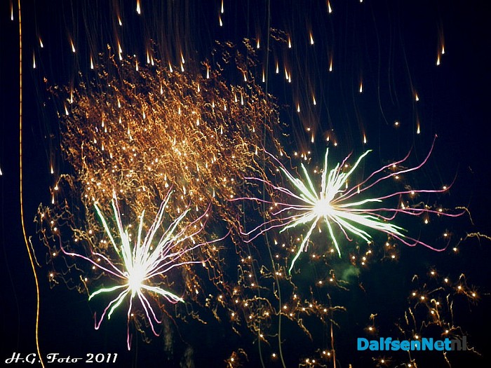 Met jaarwisseling Dorpsvuurwerk in Hoonhorst. - Foto: H.G. Foto