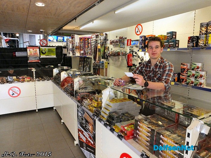 Vuurwerk ook bij Schutte aan de Emmastraat. - Foto: H.G. Foto