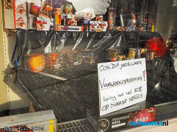 Vuurwerk ook bij Schutte aan de Emmastraat. - Foto: H.G. Foto