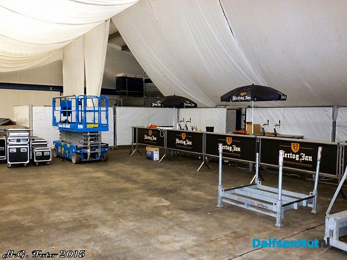 Opbouw nieuwjaarsparty in volle gang. - Foto: H.G. Foto