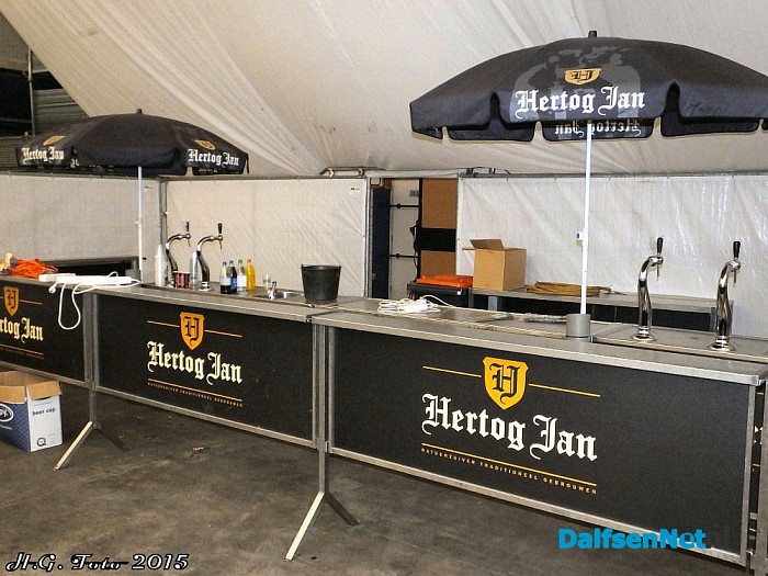 Opbouw nieuwjaarsparty in volle gang. - Foto: H.G. Foto