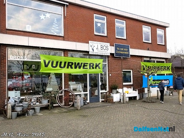 Ook vuurwerk verkoop in Oudleusen. - Foto: H.G. Foto