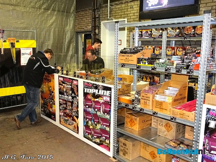 Ook vuurwerk verkoop in Oudleusen. - Foto: H.G. Foto