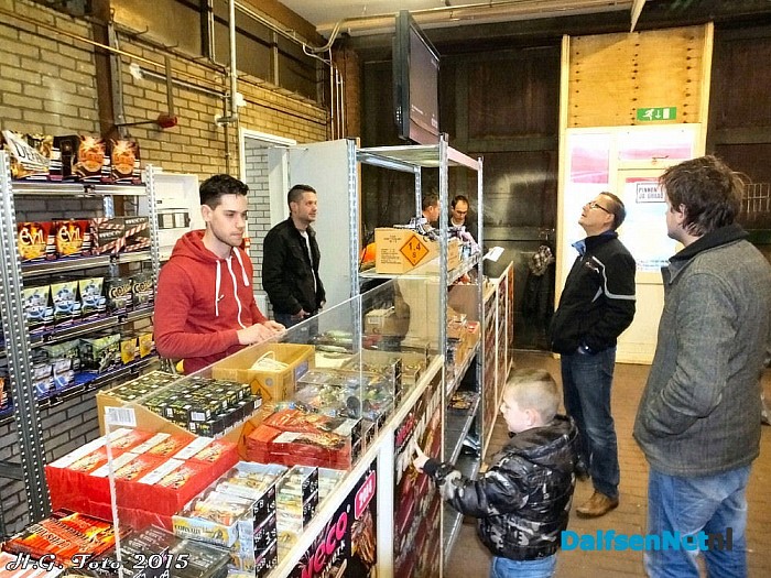 Ook vuurwerk verkoop in Oudleusen. - Foto: H.G. Foto