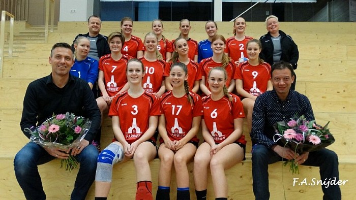 Nieuwe shirts inspireren handbalmeiden A1 - Foto: Eigen geleverde foto
