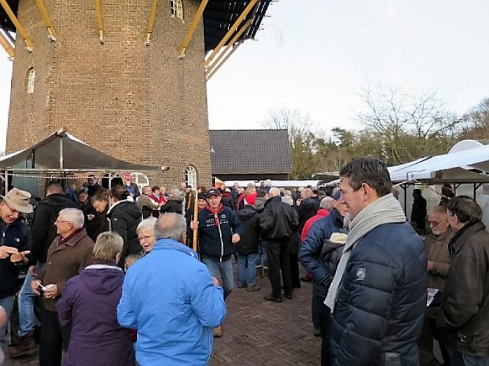 Kerstmarkt Hoonhorst gezellig en druk - Foto: Wim