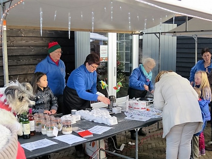Kerstmarkt Hoonhorst gezellig en druk - Foto: Wim