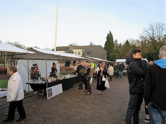 Kerstmarkt Hoonhorst gezellig en druk - Foto: Wim