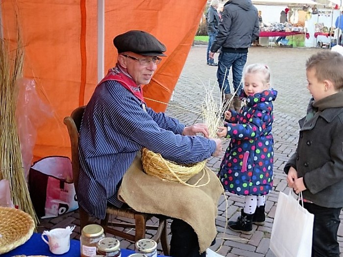 Kerstmarkt Hoonhorst gezellig en druk - Foto: Wim